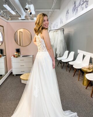 Do you want a designer gown for a fraction of the price? 💖 Gretchen’s Takes has you covered. Book now!

Dress: LW66159
Size:10
