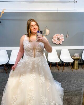 The perfect dress is waiting for you 🌟

Shop Gretchen's Takes for the best take-it-today selection in Indy! Book your Gretchen's Takes appointment online or by calling (317) 849-9980. 

Dress: Kendra
Size: 22

#maggiesottero #maggiesotterobride #maggiebride #curvybride #midsizedbride #ballgown #romanticwedding #midwestbride #indianawedding #exclusivebridal