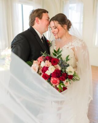 ✨REAL BRIDE ALERT✨

Congratulations to Abigail and Matt!

Gown pictured: Ohio by @justinalexander / Gowns by Gretchen
Photographer: @kassondraphotography 
Bride: @abigailblaser