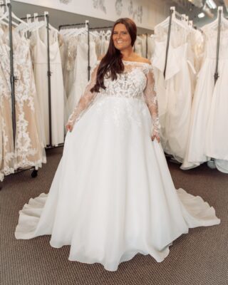 Off the shoulder AND long sleeves 😍 This dress is going to be $499 in September! There is only one so get it while you can. Book an appointment today, LINK IN BIO 💍

Gown pictured: Jada

#longsleeveweddingdress #winterbride #indybride #2023bride #offtherackbridal #bridalgown #weddingdressinspo #dreamwedding